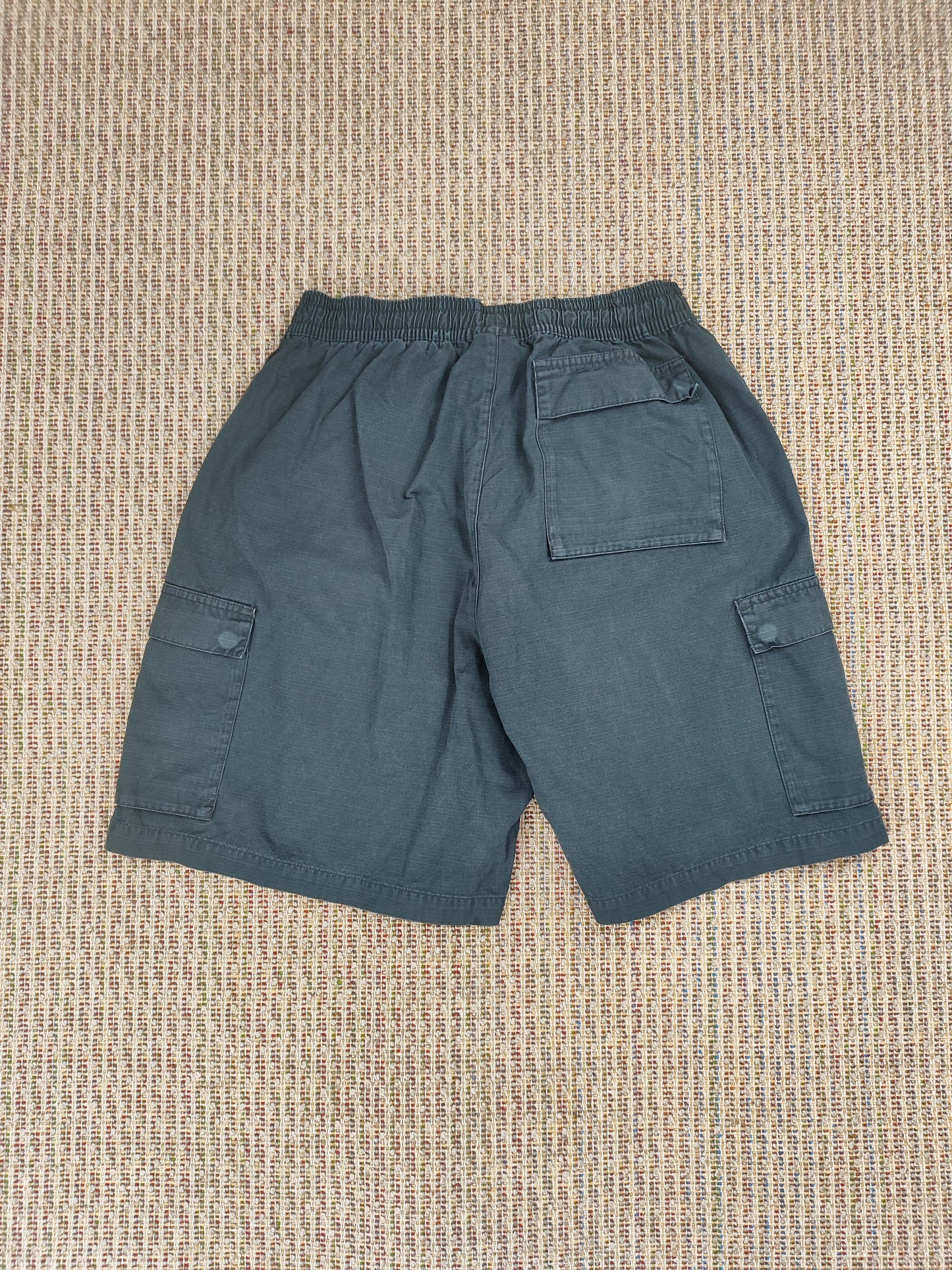 NIKE BAGGY FIT CARGO SHORTS (L)