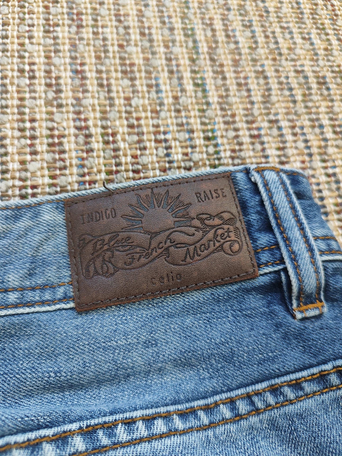 VINTAGE DISTRESSED JEAN SHORTS (W34)