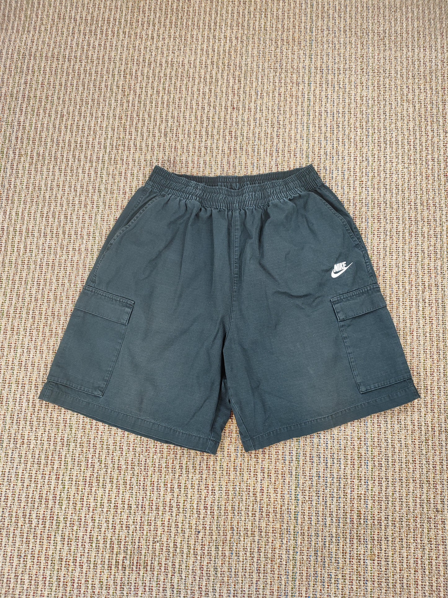 NIKE BAGGY FIT CARGO SHORTS (L)