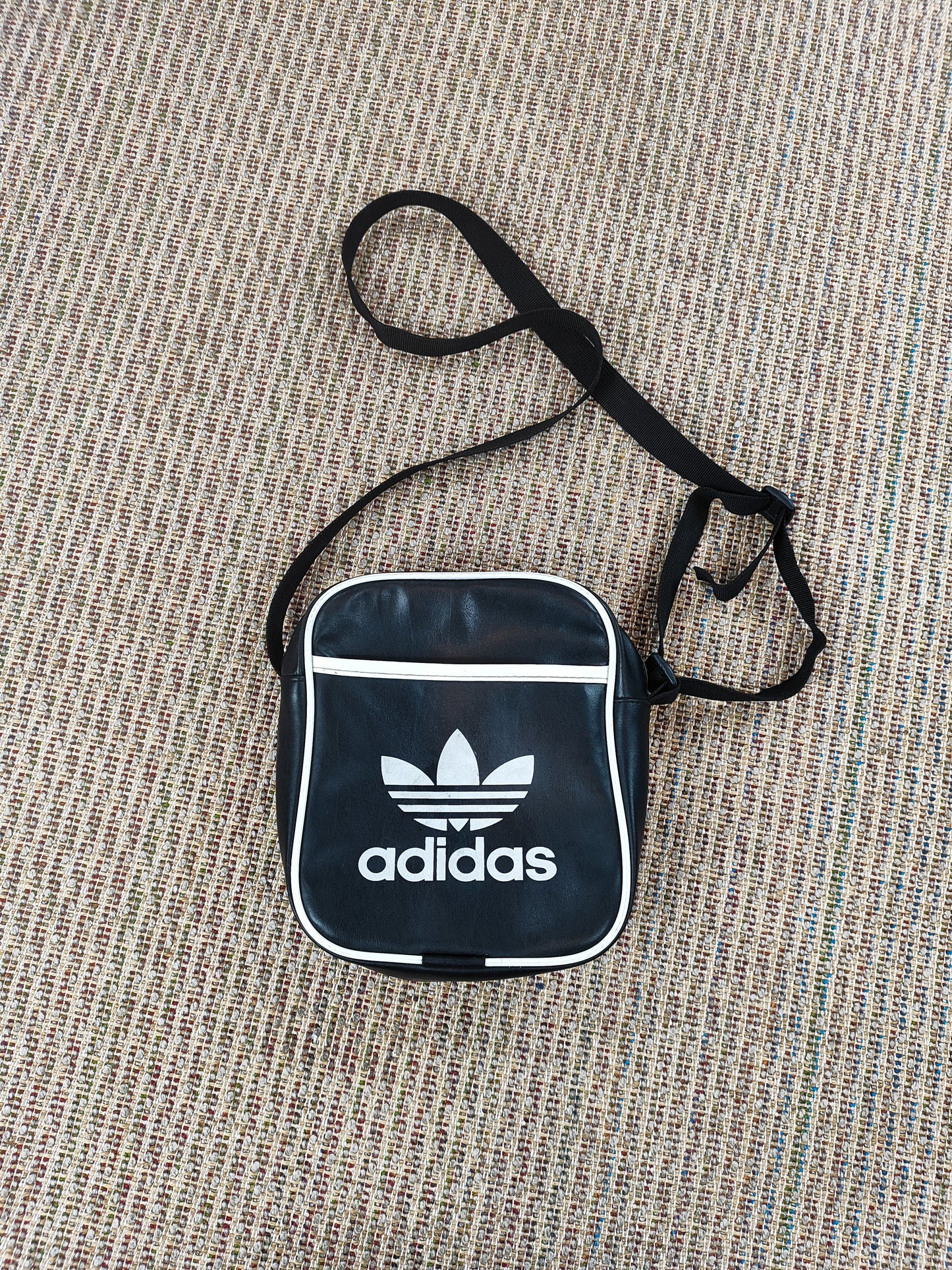 Y2K ADIDAS SLING SIDE BAG (ONE SIZE)
