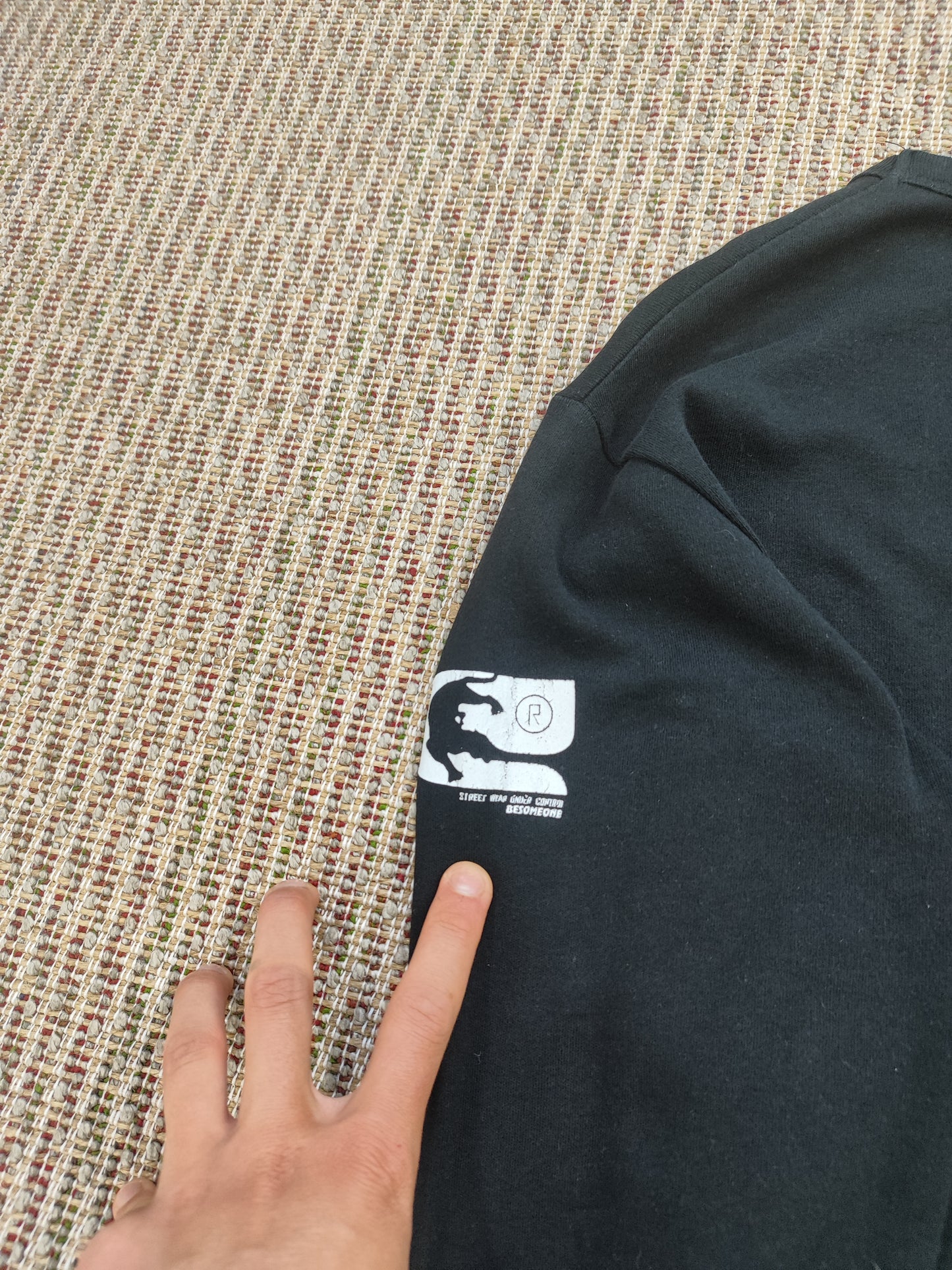 Y2K BESOMEONE LONG SLEEVE GRAPHIC T-SHIRT