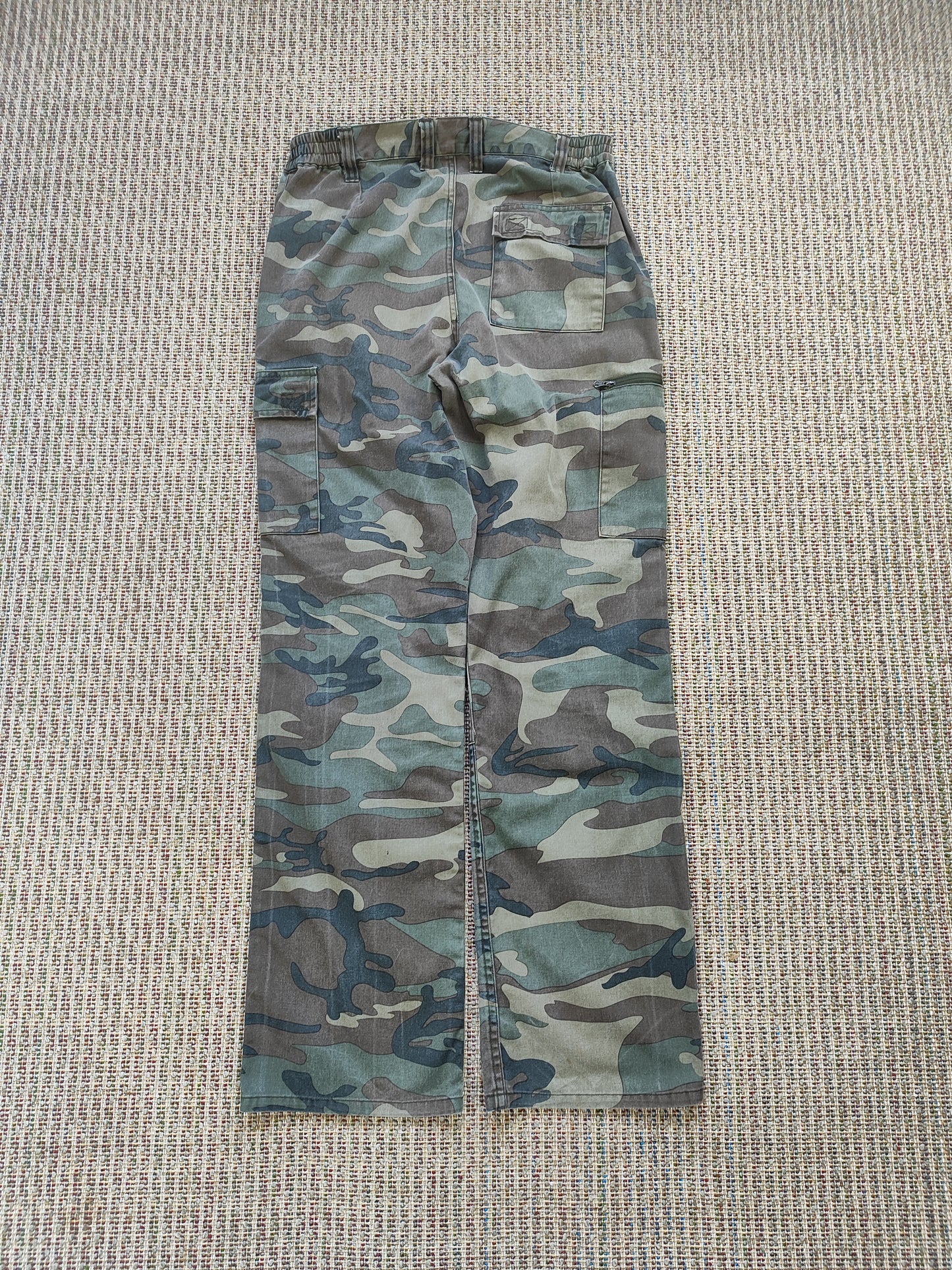 Y2K CAMO CARGO TROUSERS (W32 L31)