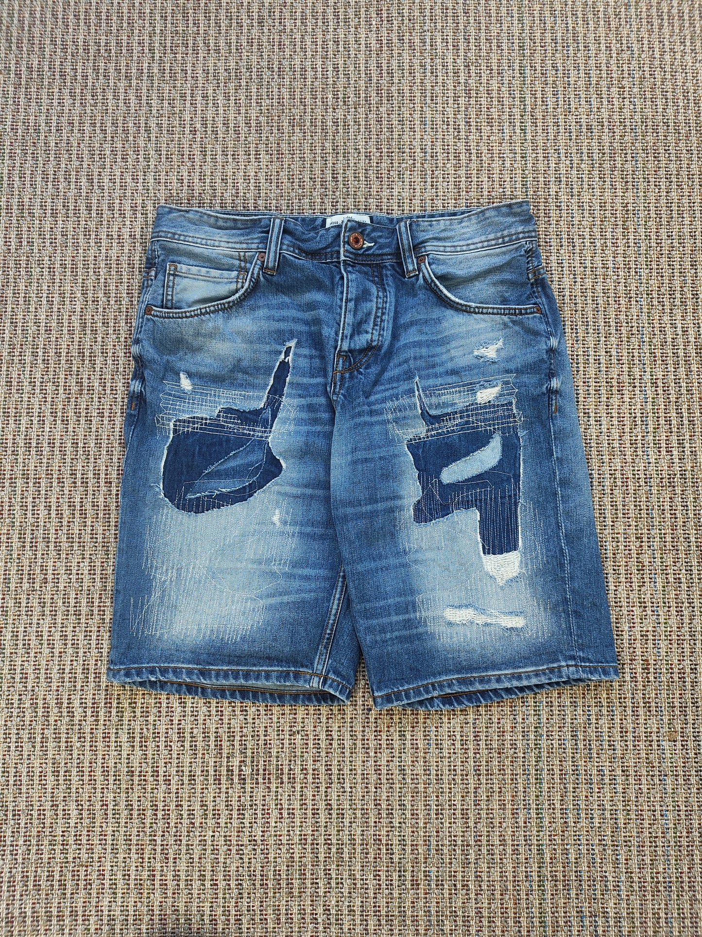 VINTAGE DISTRESSED JEAN SHORTS (W34)