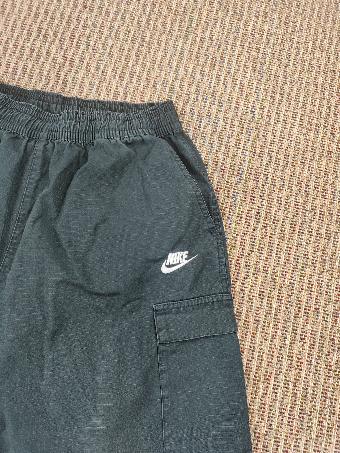 NIKE BAGGY FIT CARGO SHORTS (L)