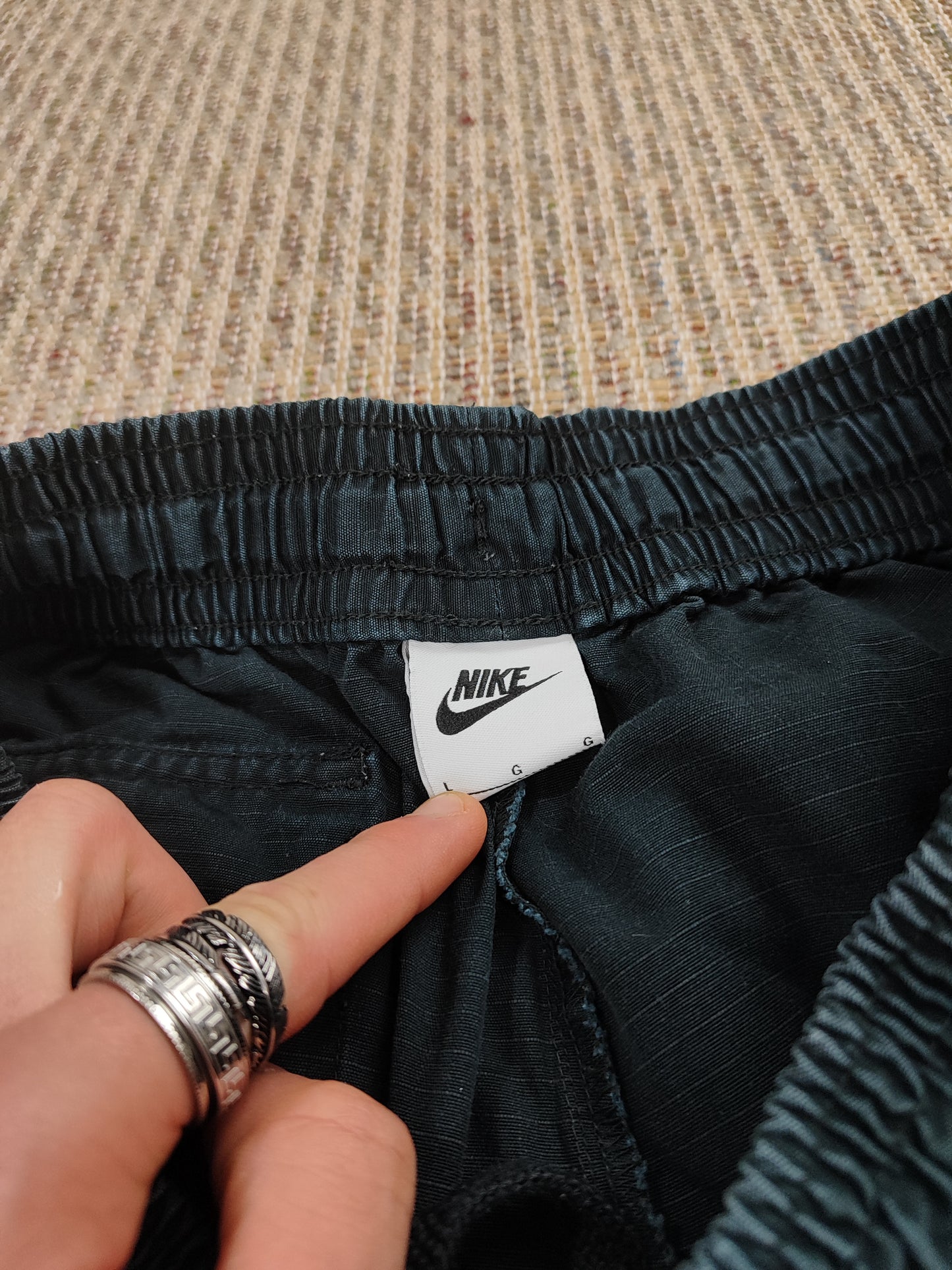 NIKE BAGGY FIT CARGO SHORTS (L)