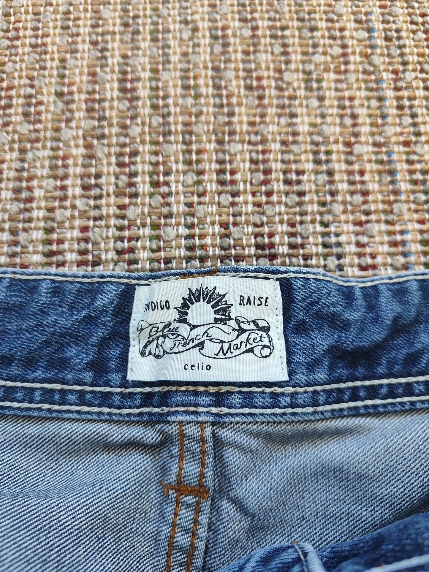 VINTAGE DISTRESSED JEAN SHORTS (W34)
