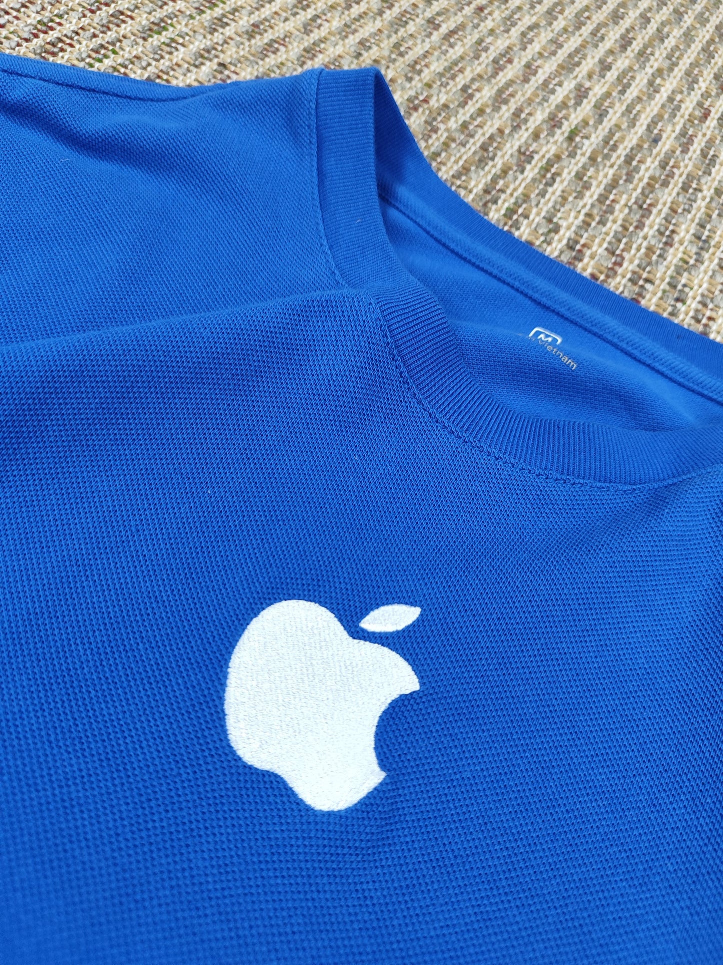 VINTAGE EARLY 00S APPLE T-SHIRT (M)