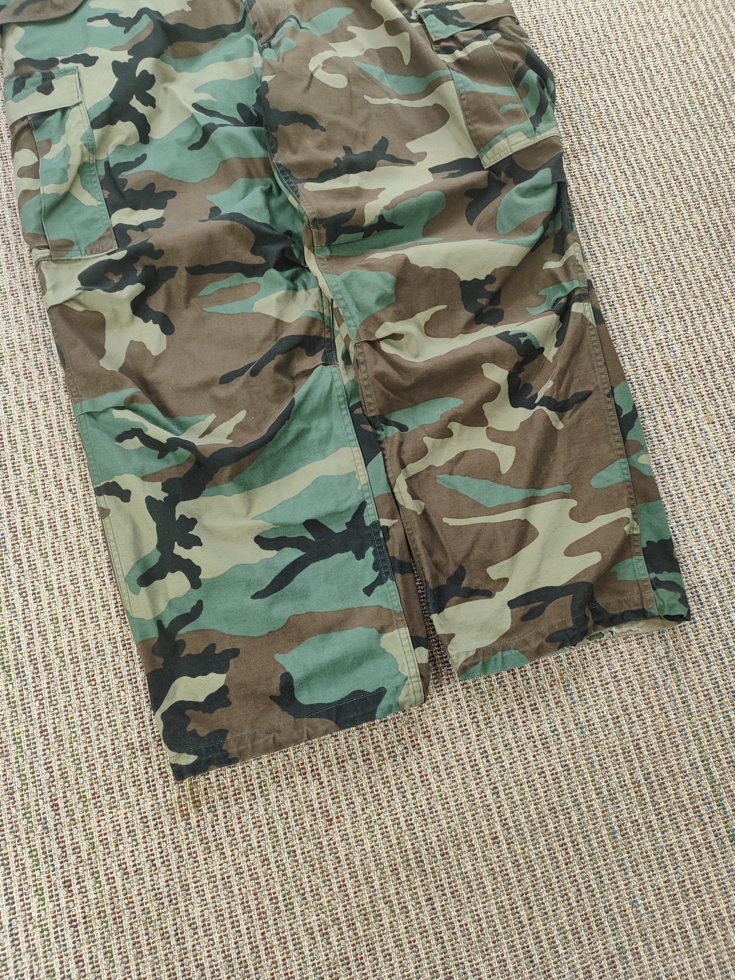 90S ARMY CAMO BAGGY TROUSERS (W36 L30)