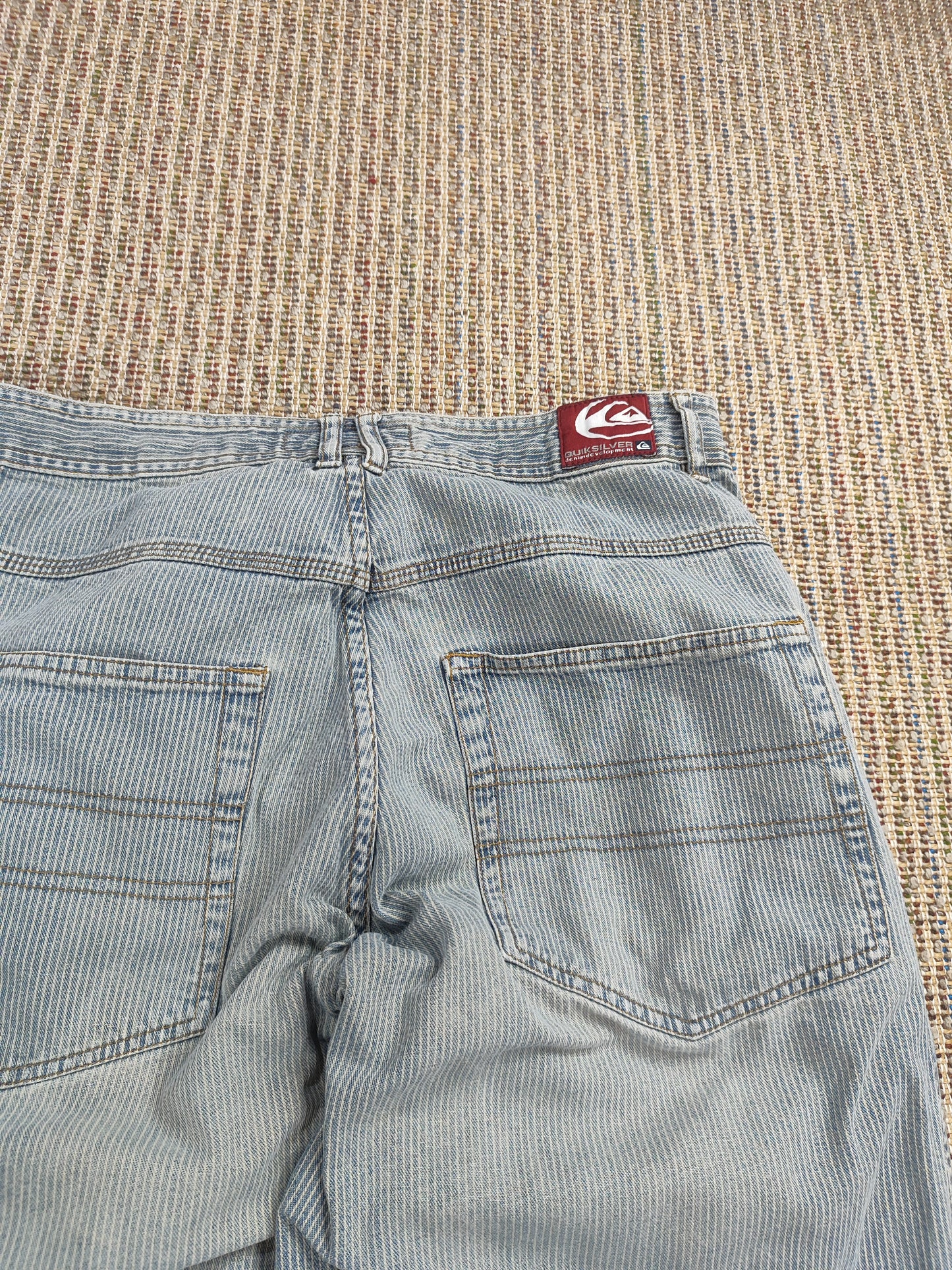 Y2K QUIKSILVER LONG SHORTS (W30)