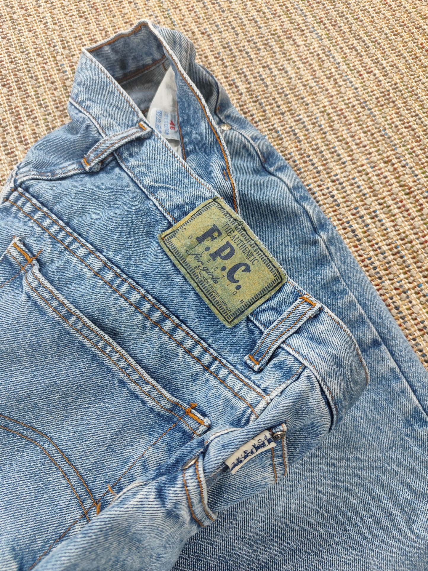 90S HIGH WAISTED JEANS ()