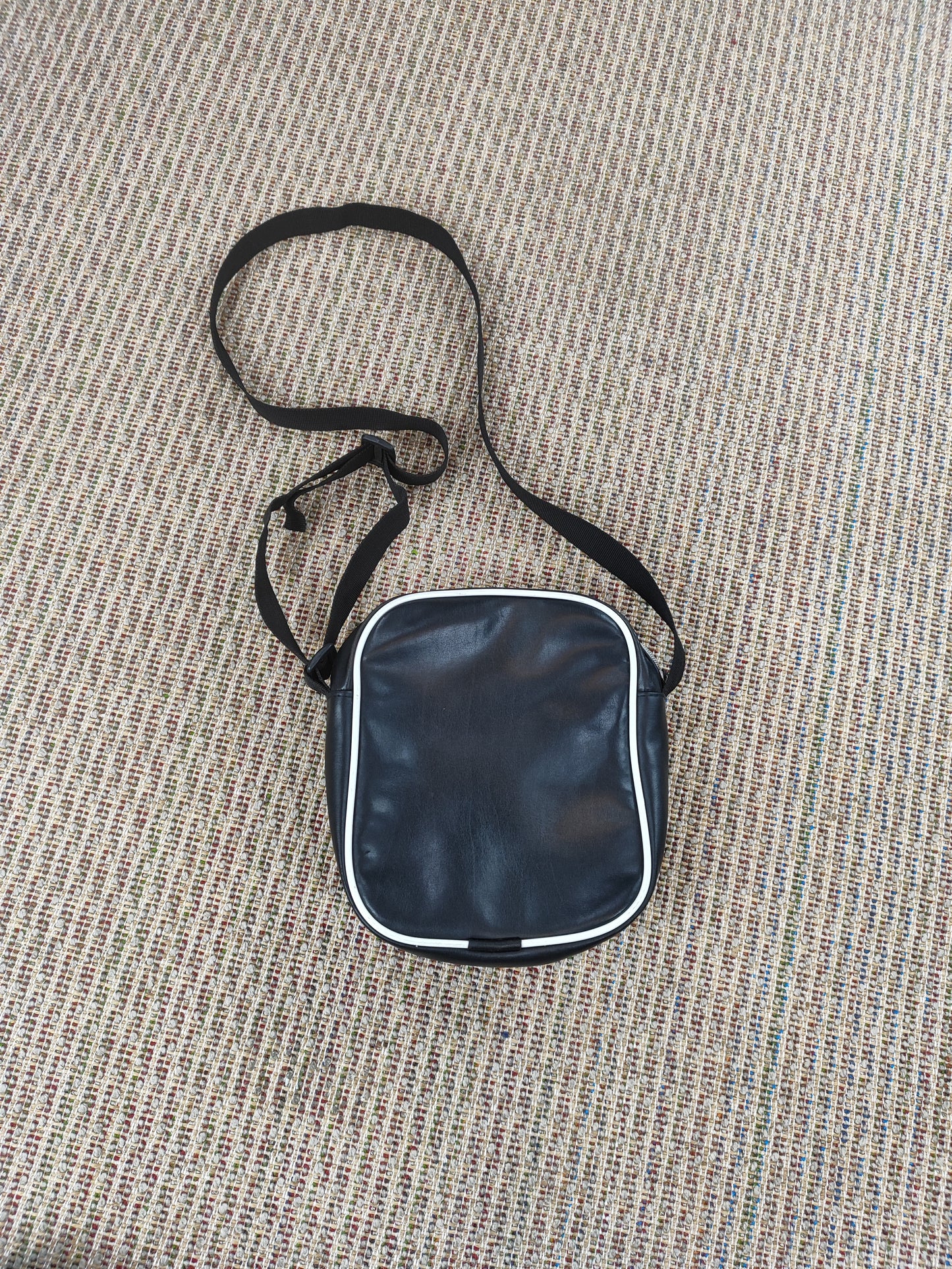 Y2K ADIDAS SLING SIDE BAG (ONE SIZE)