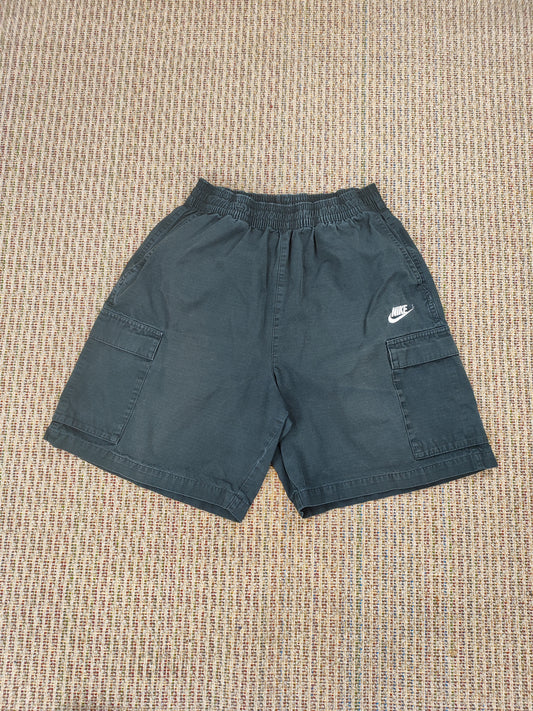 NIKE BAGGY FIT CARGO SHORTS (M)