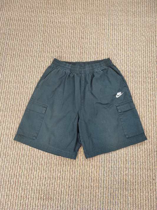 NIKE BAGGY FIT CARGO SHORTS (L)
