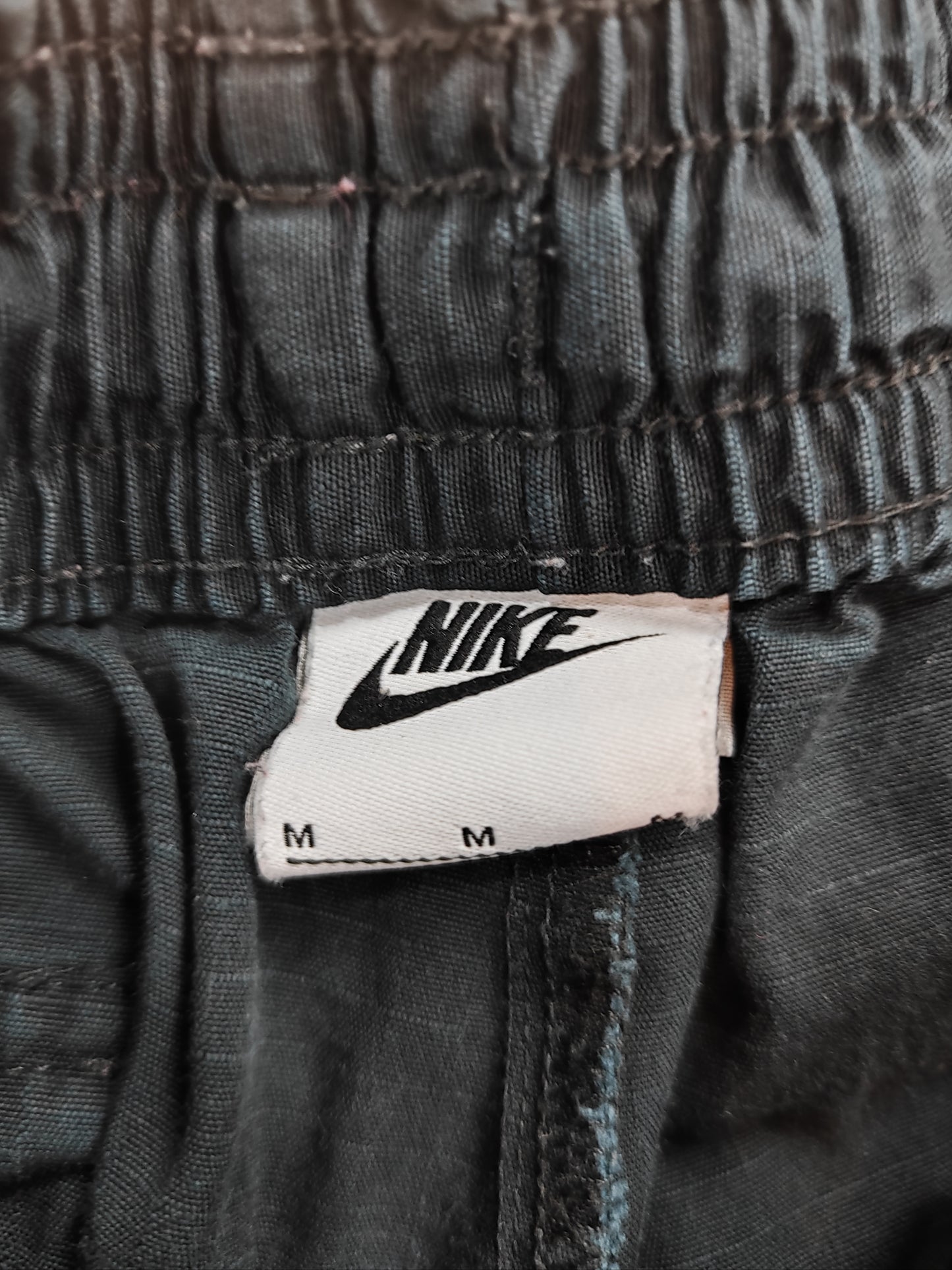NIKE BAGGY FIT CARGO SHORTS (M)