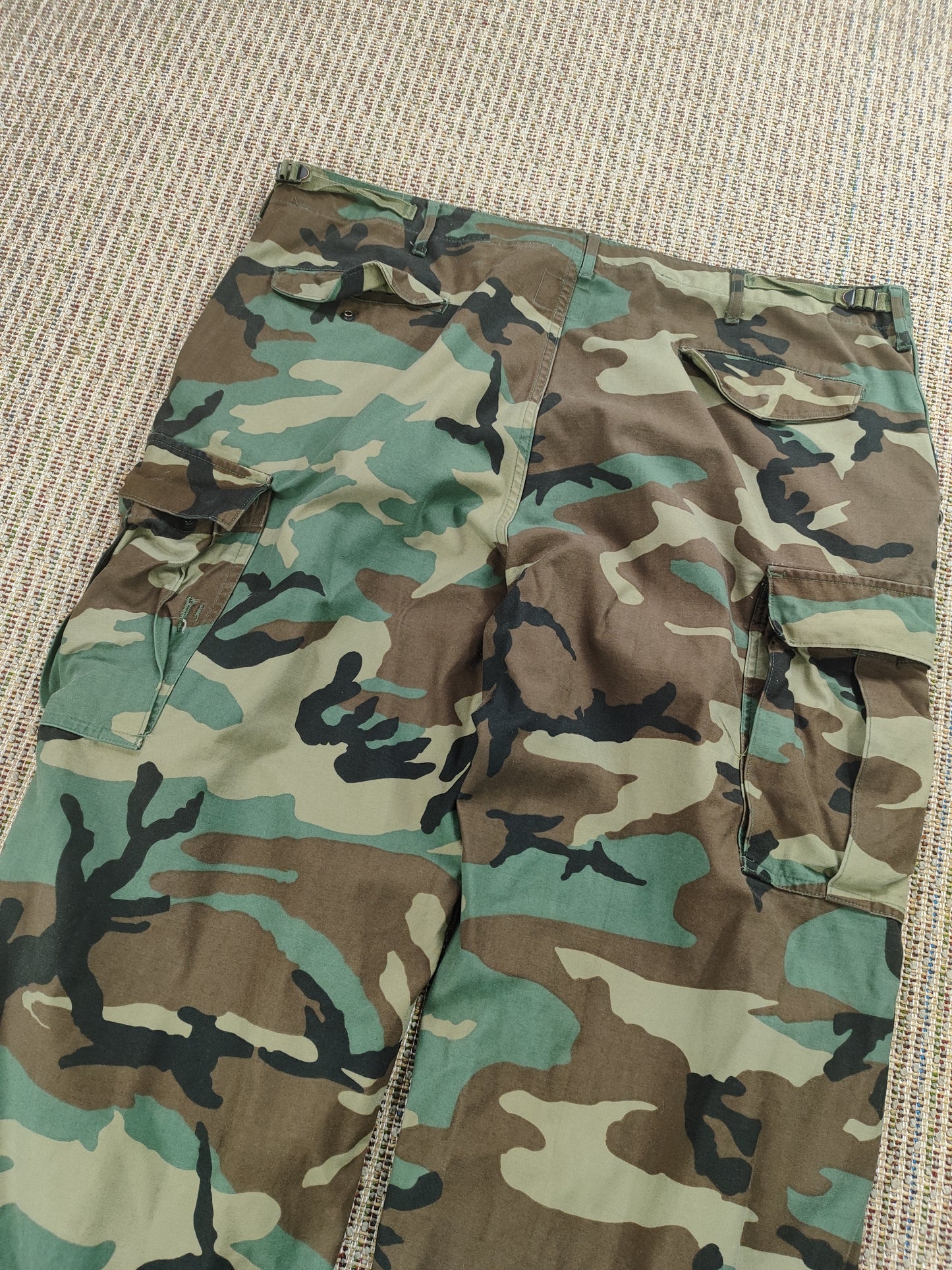 90S ARMY CAMO BAGGY TROUSERS (W36 L30)