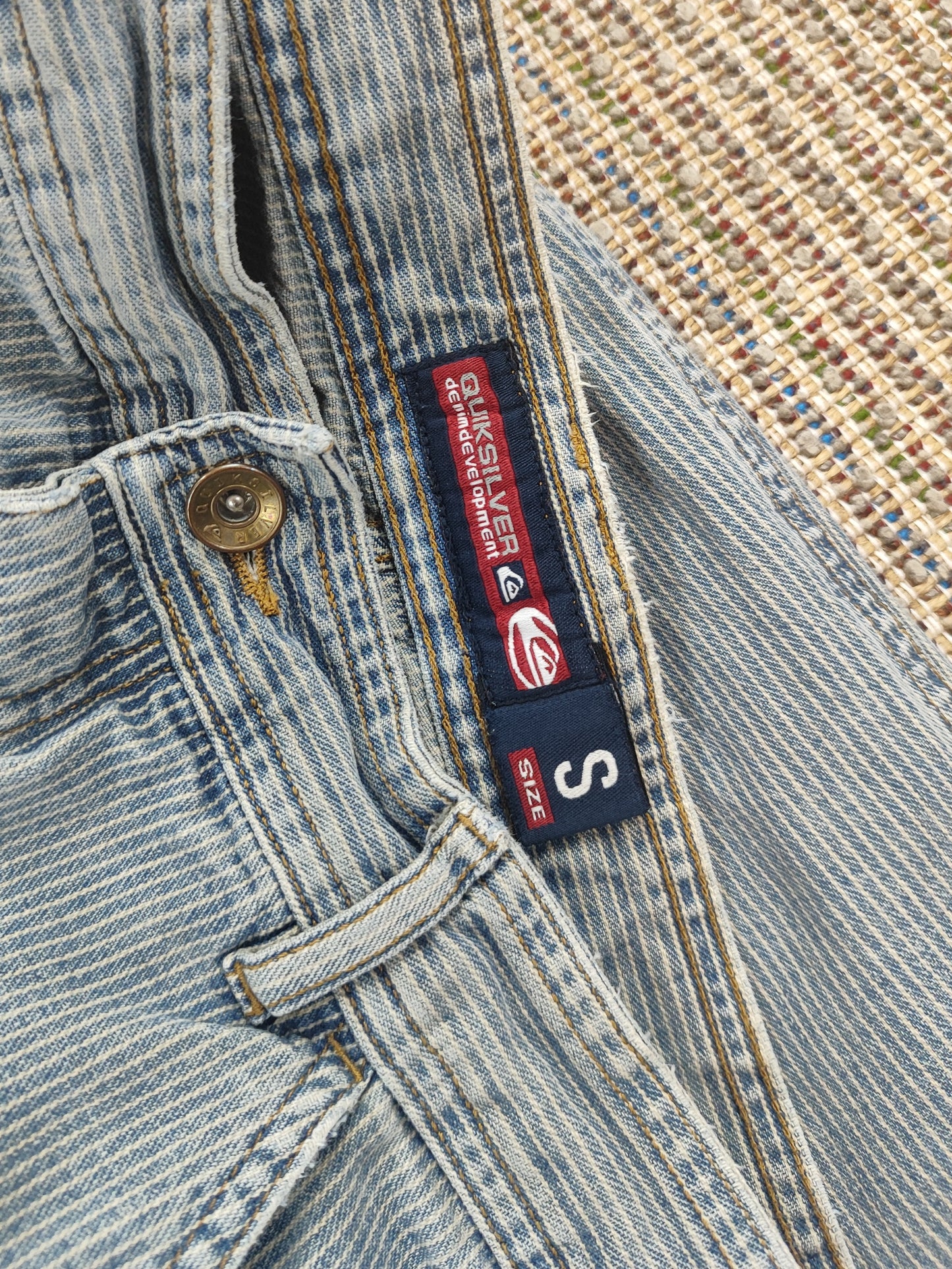 Y2K QUIKSILVER LONG SHORTS (W30)