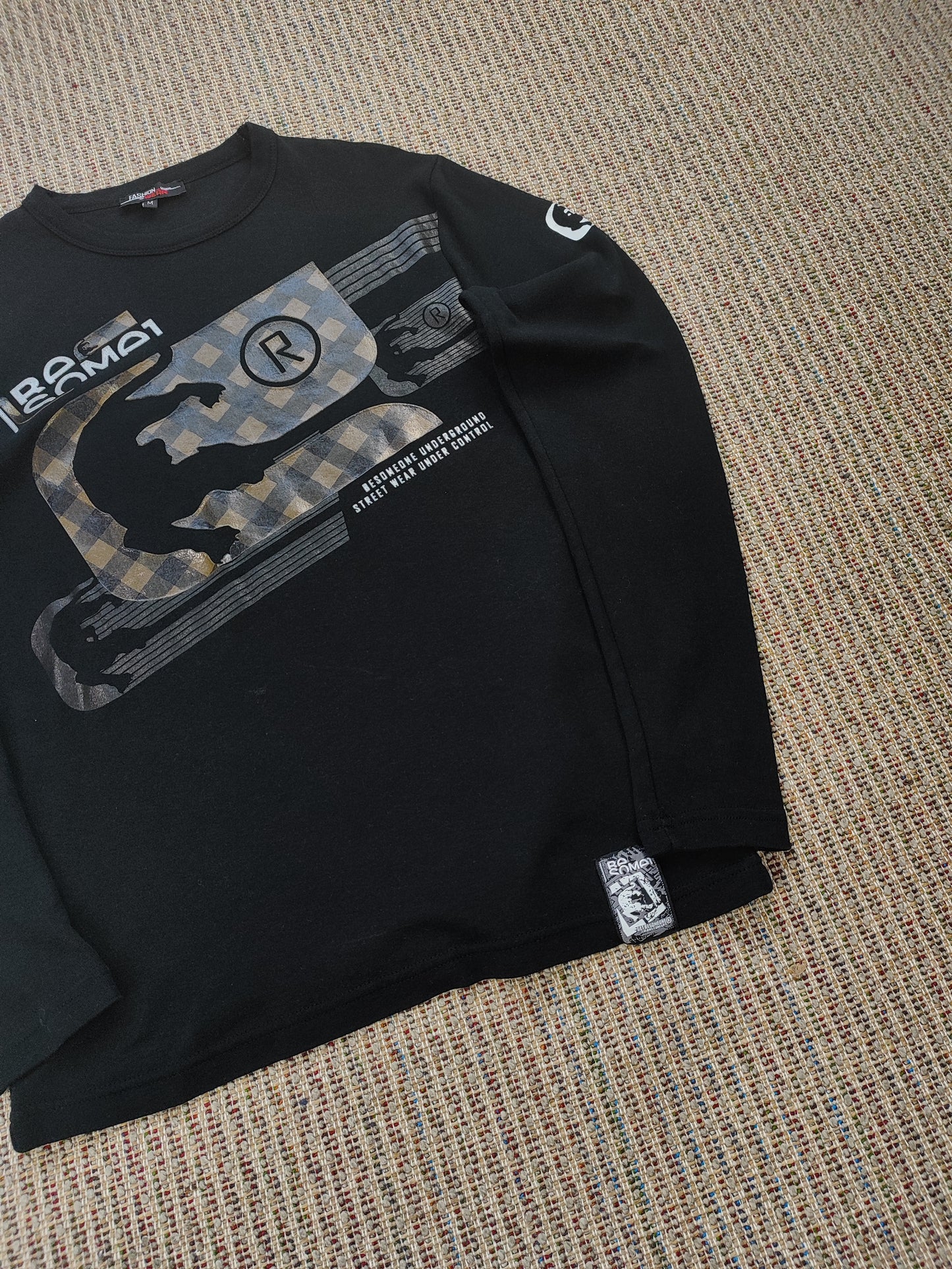Y2K BESOMEONE LONG SLEEVE GRAPHIC T-SHIRT