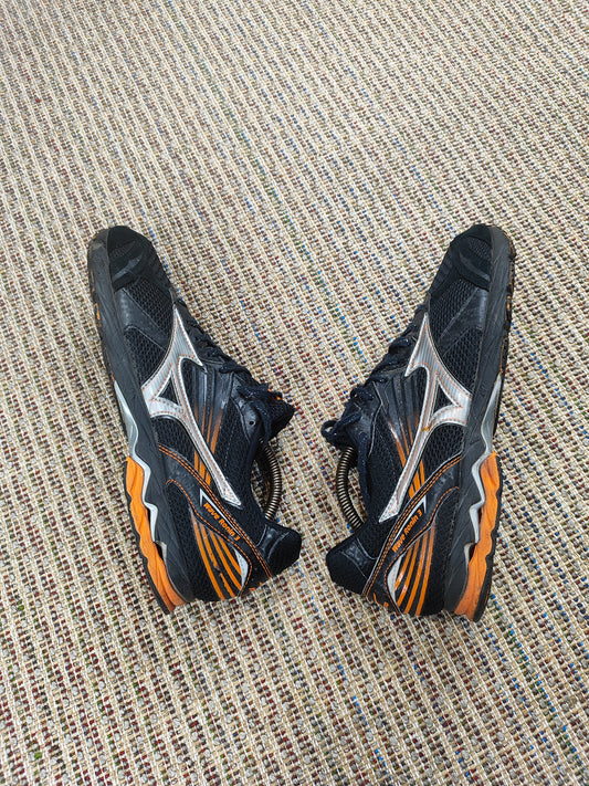 MIZUNO SPORT STYLE TRAINERS (UK 7.5)